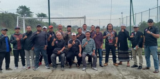 Foto bersama Ketua Gedor Eman Sutriadi bersama pengurusnya usai rapat internal.