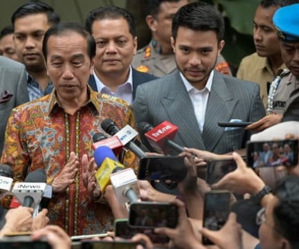 Joko Widodo Mantan Presiden RI sedang memberikan keterangan pada awak media,usai membuat laporan polisi.