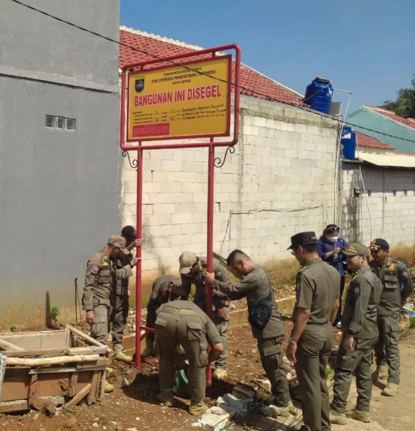 Satpol PP Kota Depok melakukan penyegelan salah satu pengembang perumahan Nakal di sawangan Depok